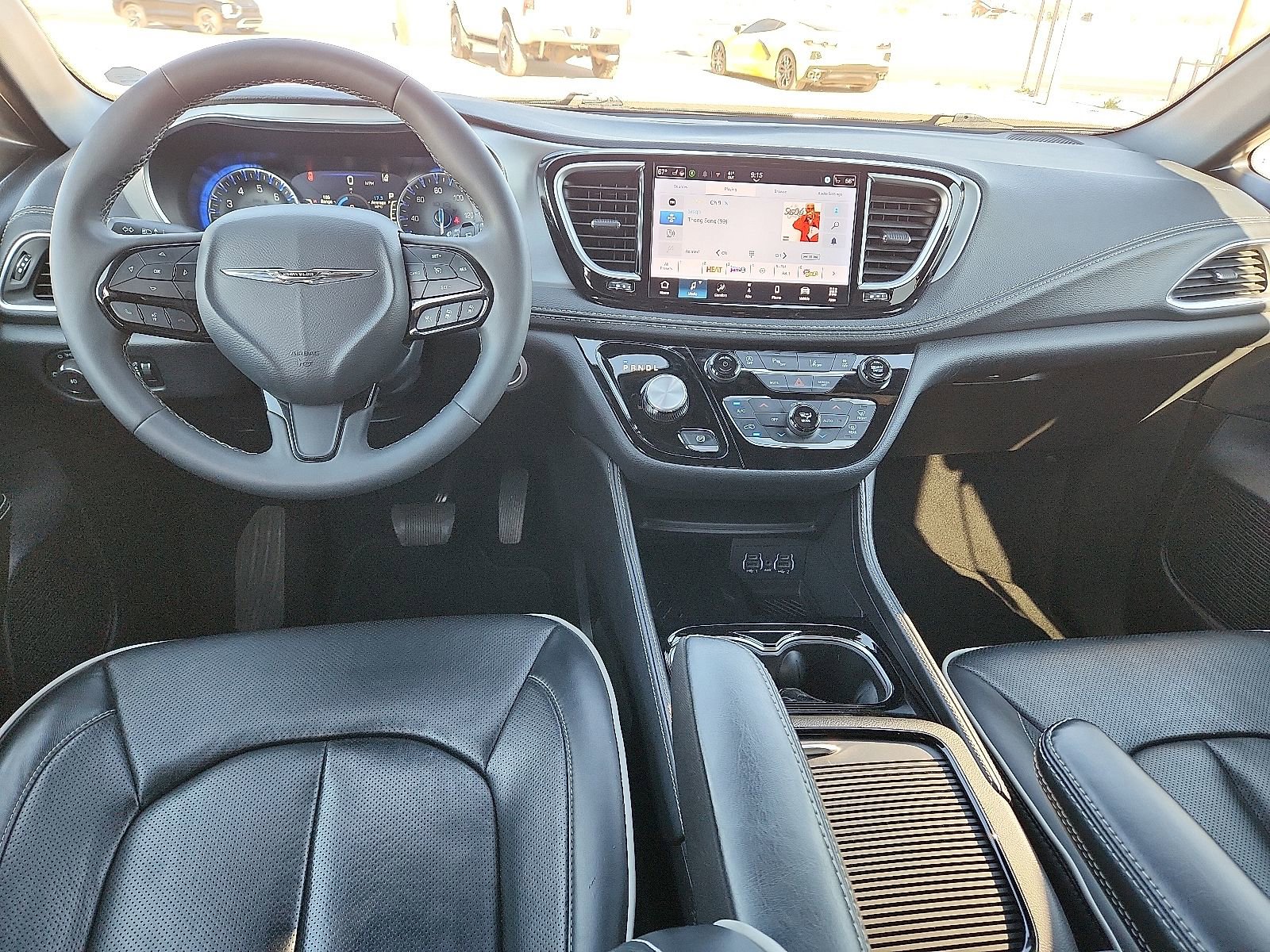 Used 2025 Chrysler Pacifica Limited image 11