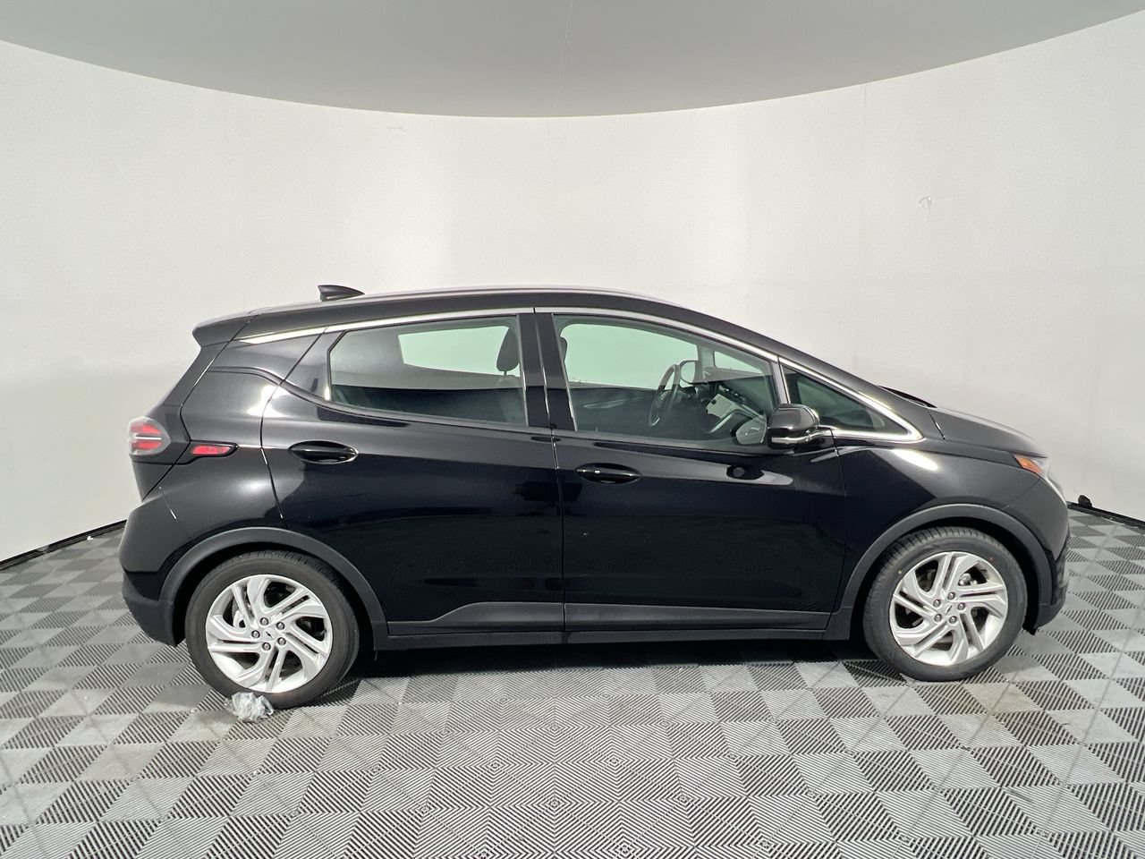Used 2023 Chevrolet Bolt LT w/ Driver Confidence Package FWD image 2