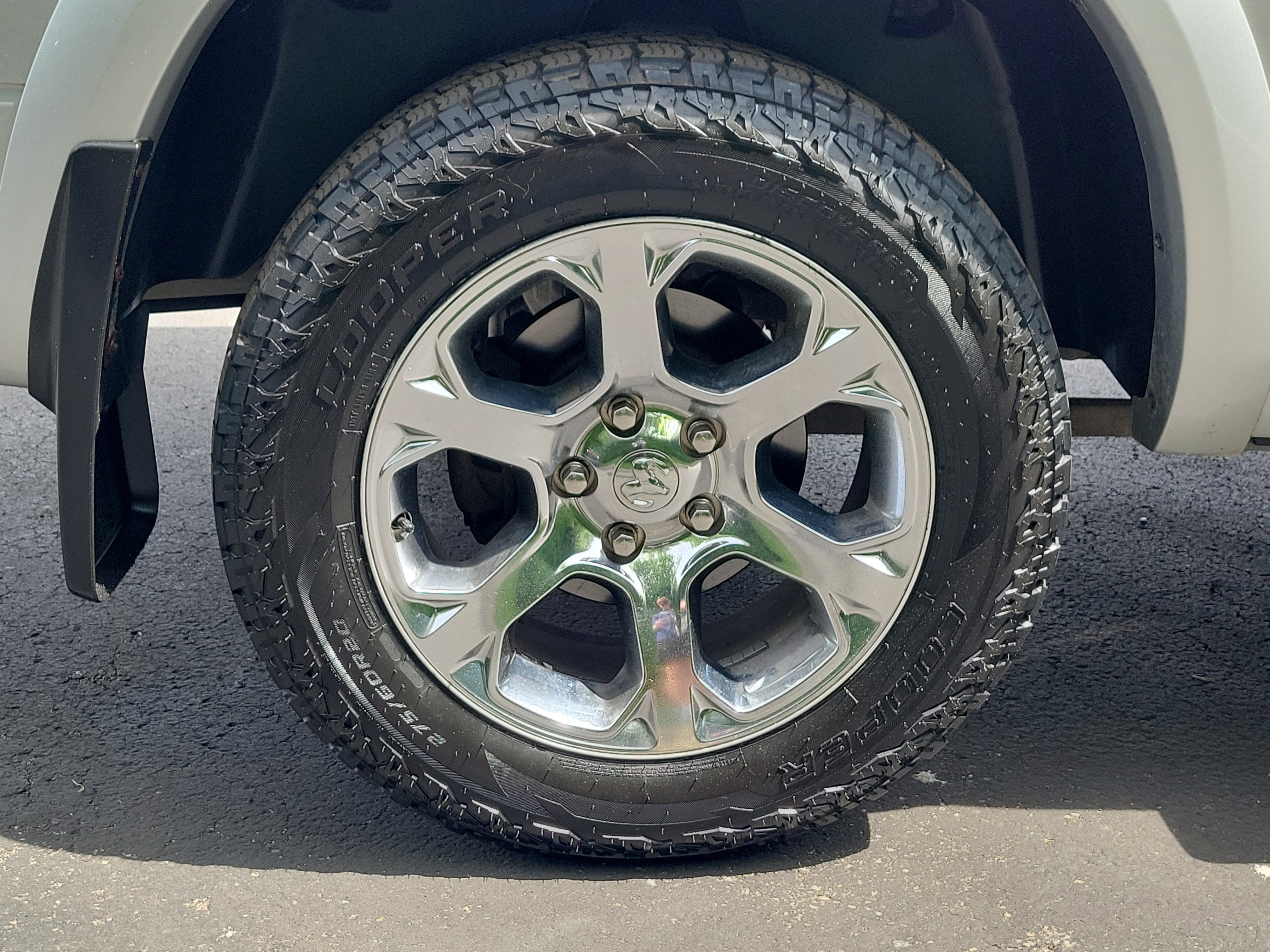 Used 2016 RAM 1500 Laramie AWD/4WD image 5