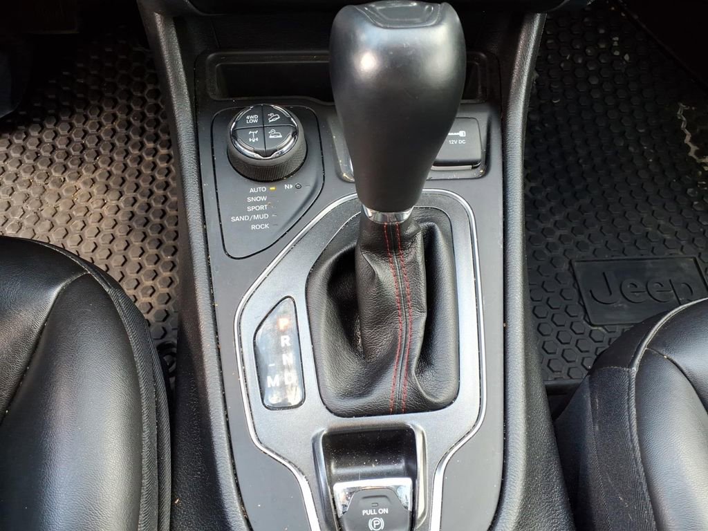 Used 2020 Jeep Cherokee Trailhawk image 11