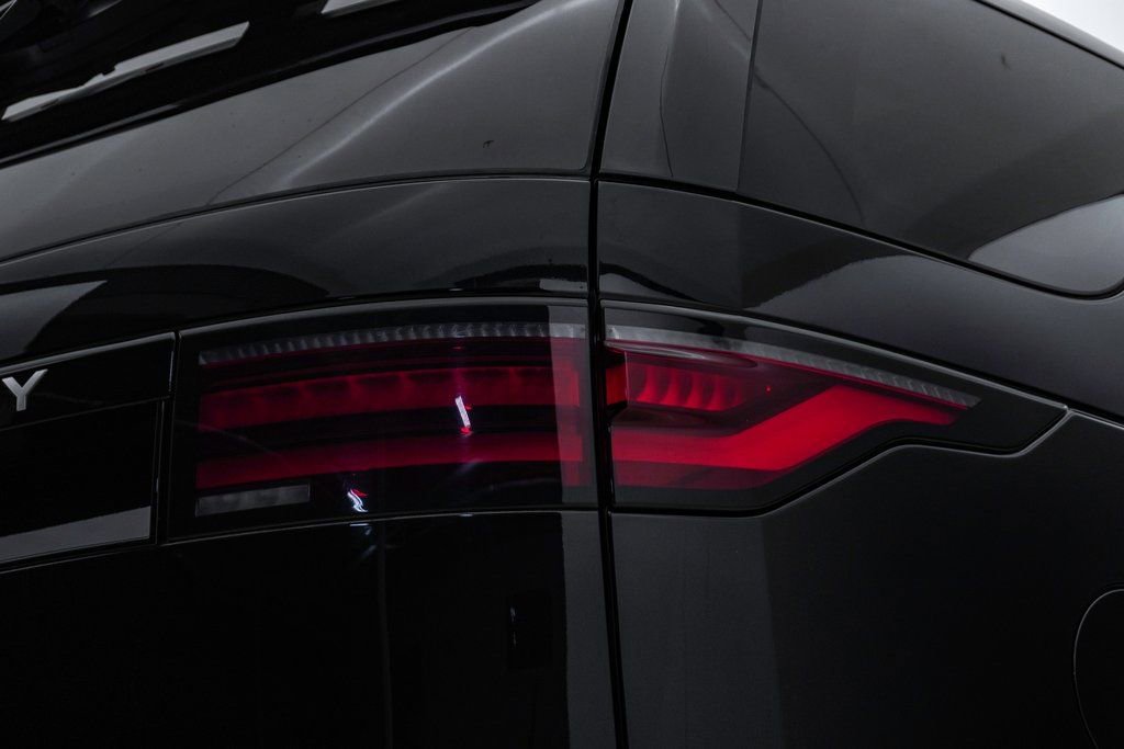 Used 2025 Land Rover Discovery S image 13