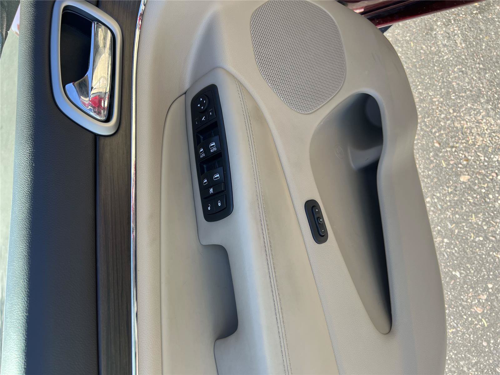 Used 2018 Jeep Grand Cherokee Overland AWD/4WD image 10