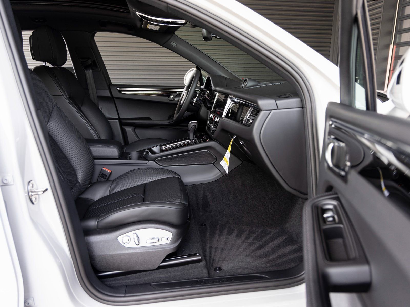 Certified 2025 Porsche Macan image 32