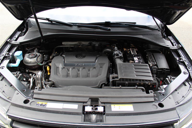 Used 2022 Volkswagen Tiguan SE R-Line image 32