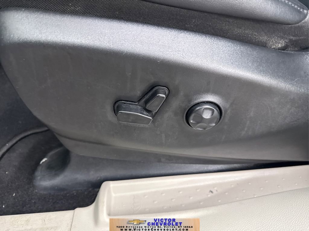 Used 2024 Chrysler Pacifica Touring-L image 39