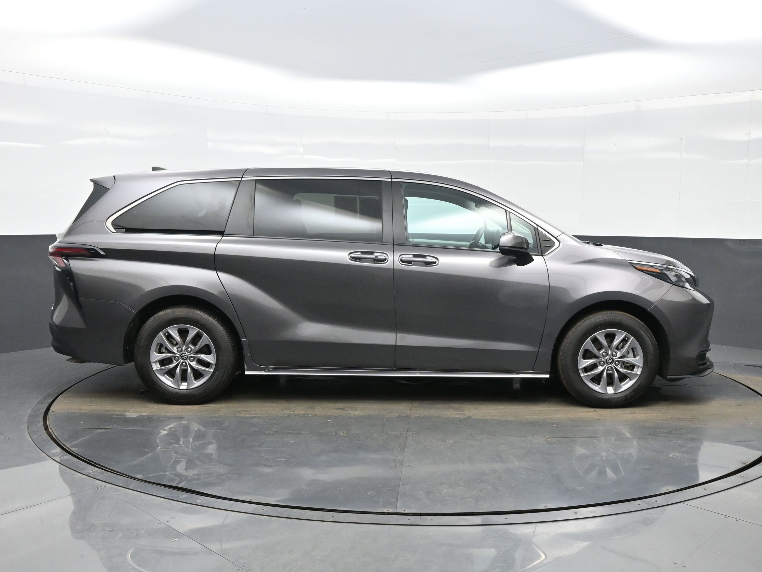 Used 2024 Toyota Sienna LE image 7