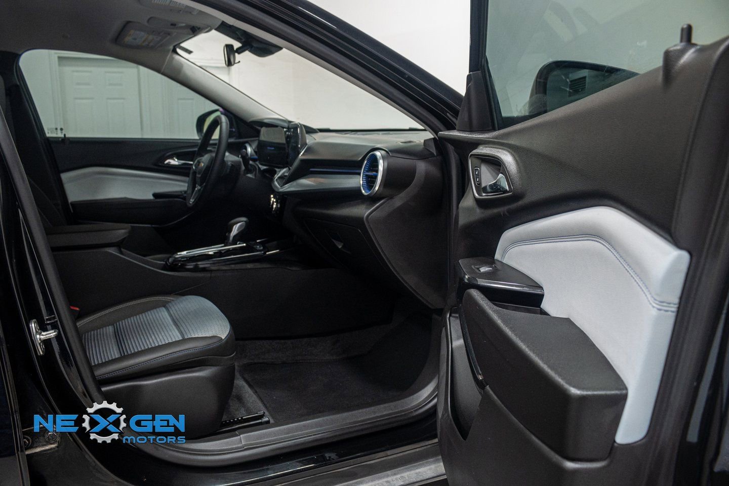 Used 2025 Chevrolet Trax LT w/ Driver Confidence Package image 37