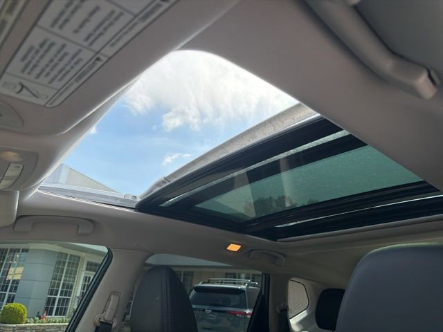 Used 2018 Nissan Rogue SL w/ Premium Package image 30