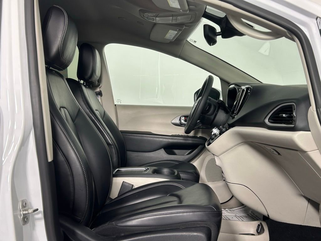 Used 2023 Chrysler Pacifica Touring-L image 10