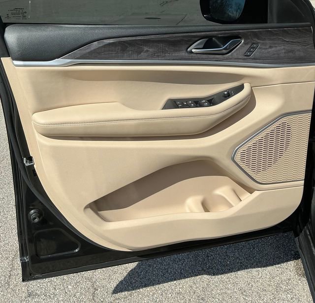 Used 2022 Jeep Grand Cherokee L Limited w/ Black Appearance Package image 5