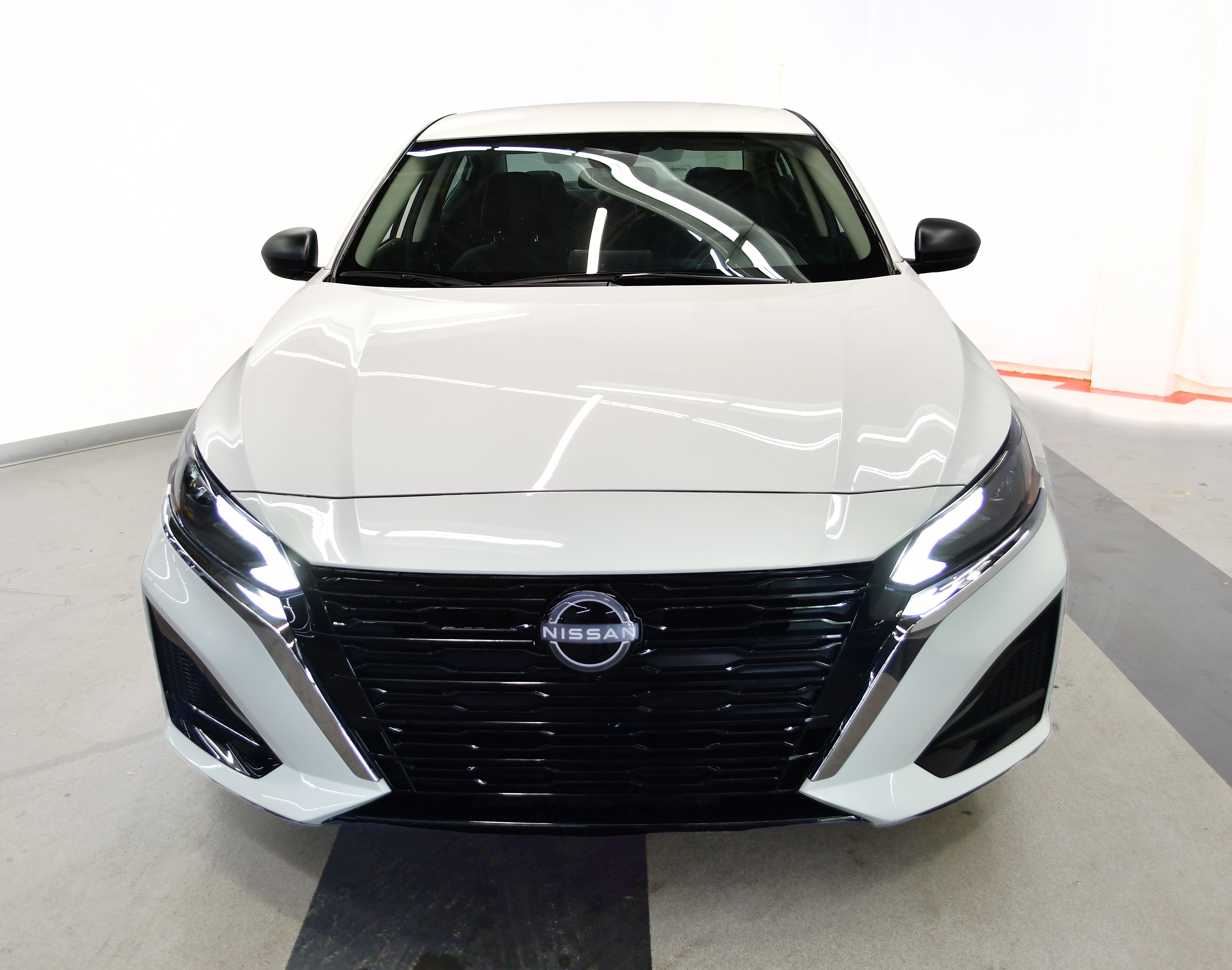 Used 2025 Nissan Altima 2.5 SV FWD image 3