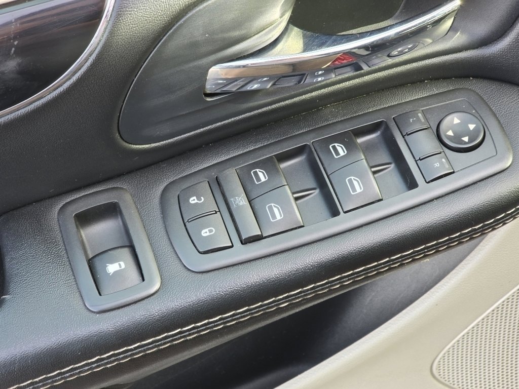 Used 2016 Dodge Grand Caravan SE image 18
