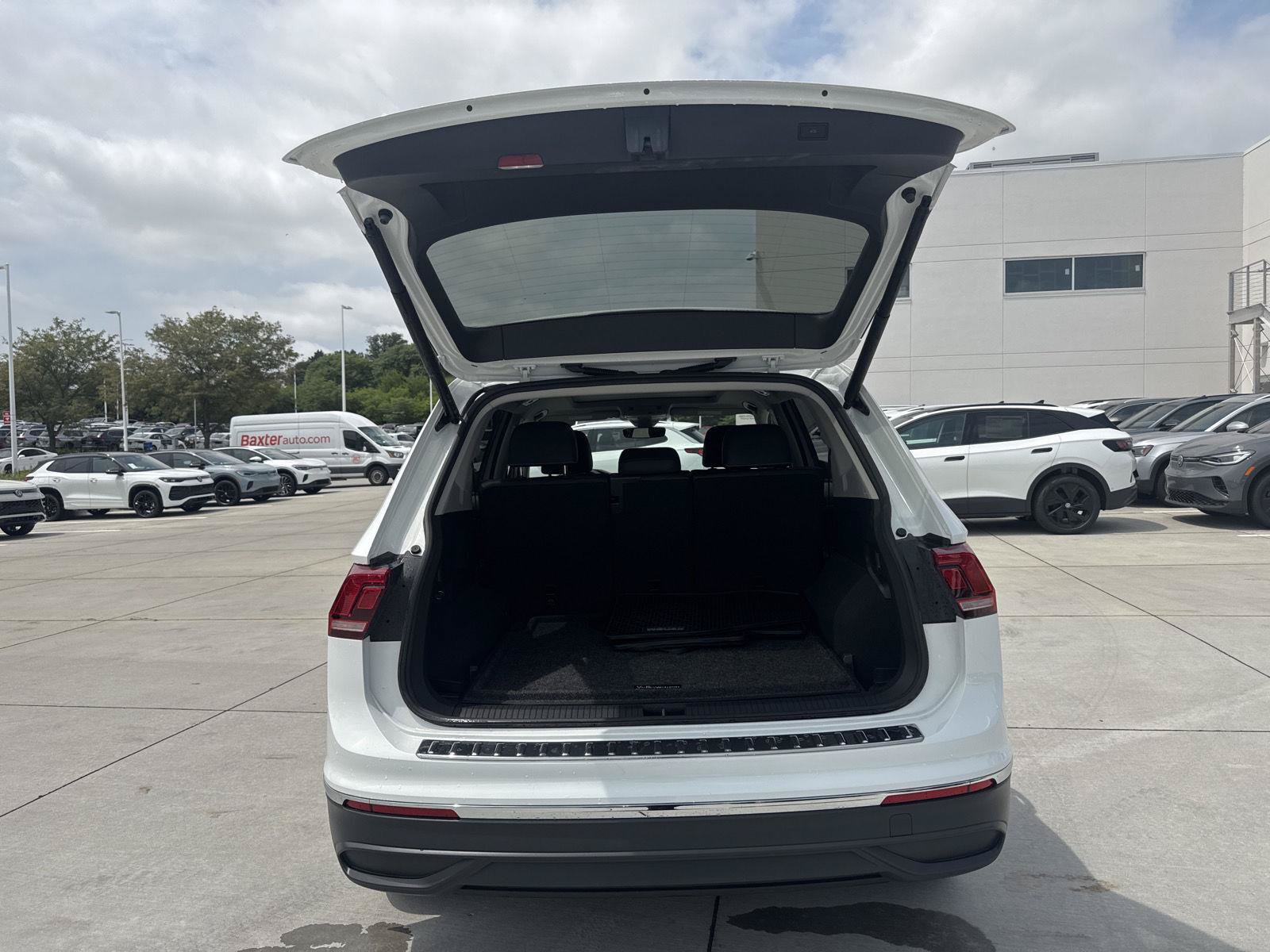Certified 2024 Volkswagen Tiguan SE w/ Panoramic Sunroof Package AWD/4WD image 10