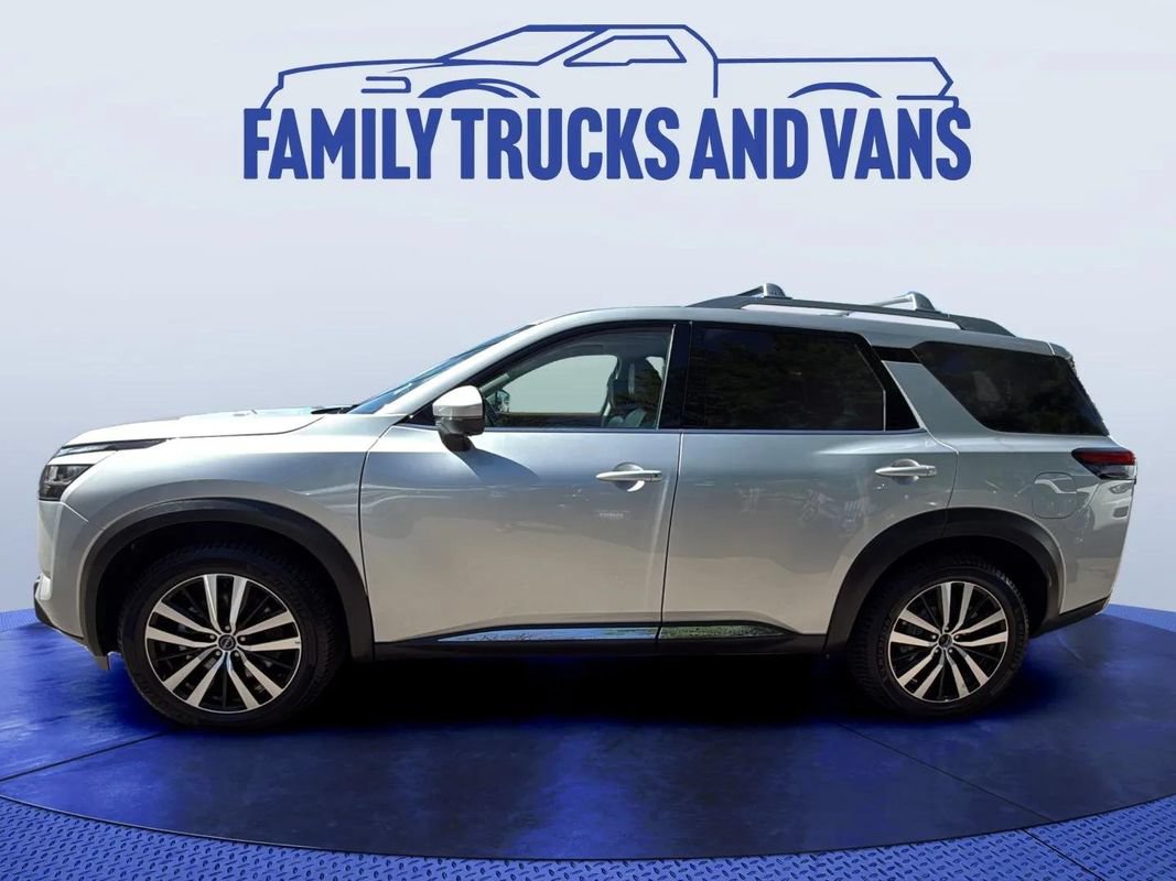 Used 2023 Nissan Pathfinder Platinum AWD/4WD image 2