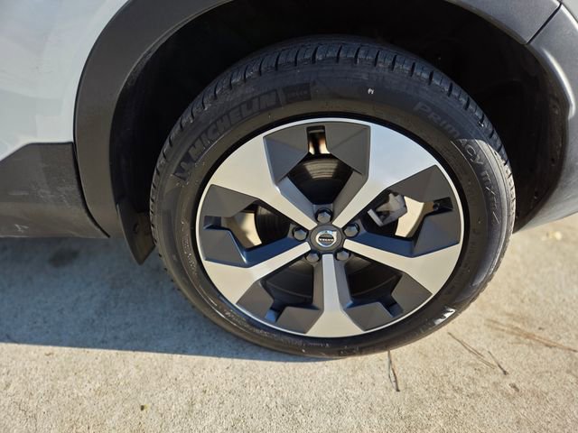 Used 2025 Volvo XC40 B5 Plus image 13