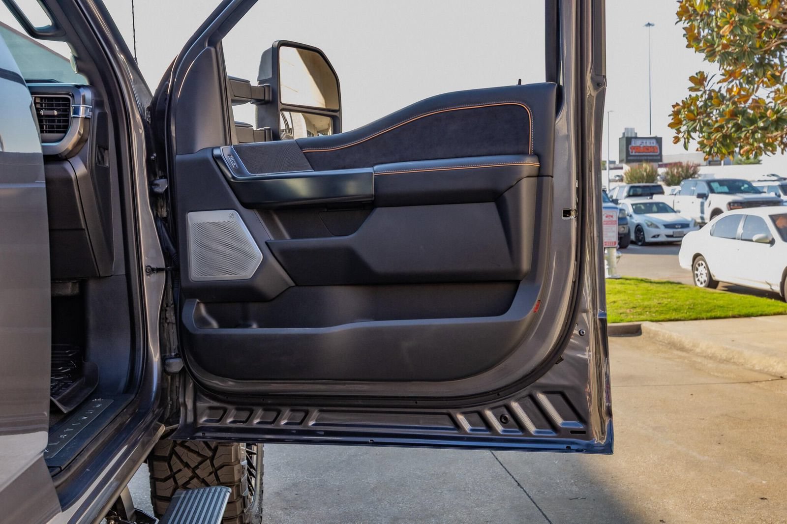 Used 2024 Ford F250 Platinum w/ FX4 Off-Road Package AWD/4WD image 38
