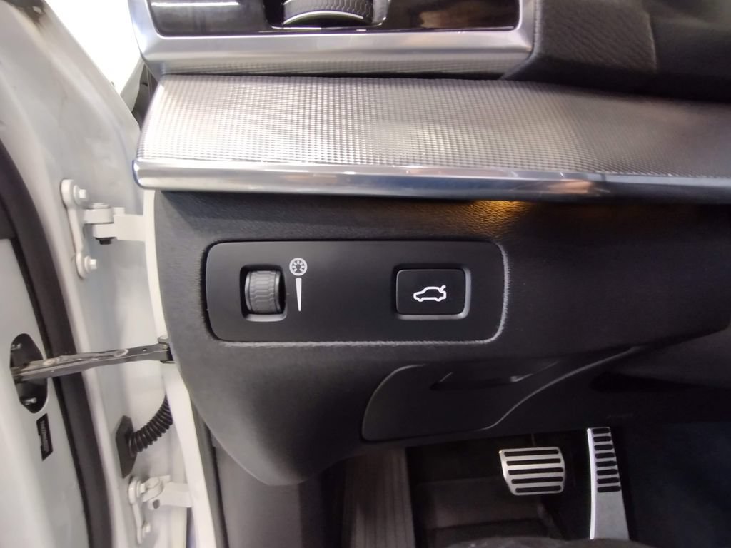Used 2016 Volvo XC90 T6 R-Design w/ Vision Package AWD/4WD image 28