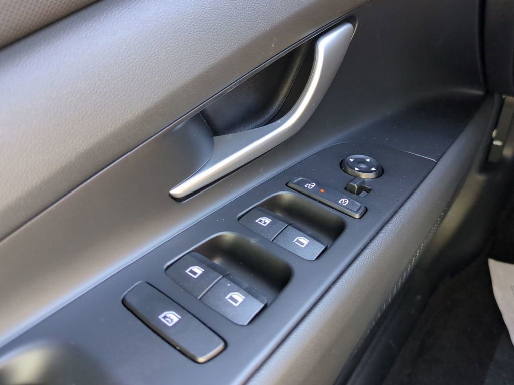 New 2026 Hyundai Elantra Limited image 30