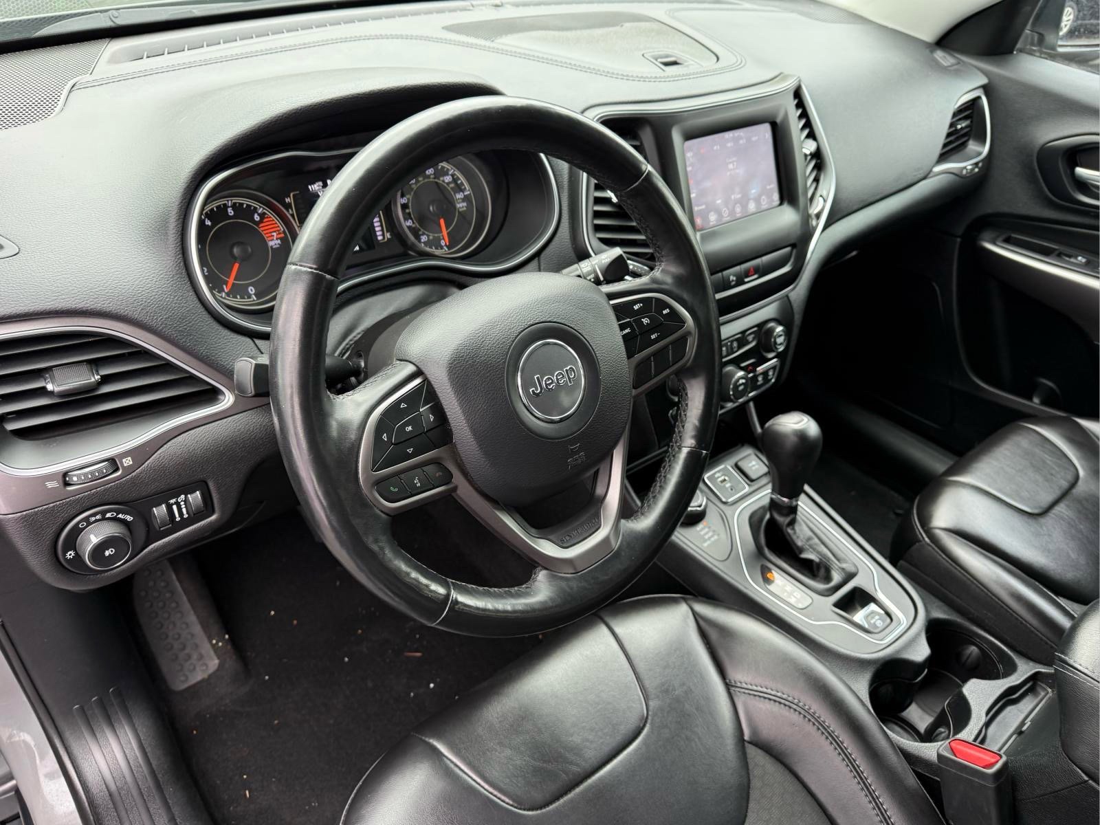 Used 2019 Jeep Cherokee Latitude Plus w/ Cold Weather Group AWD/4WD image 15