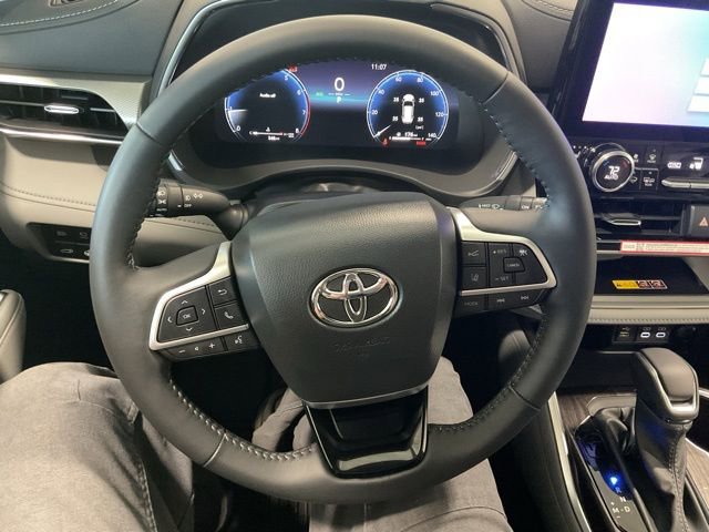 Used 2026 Toyota Highlander Platinum image 13