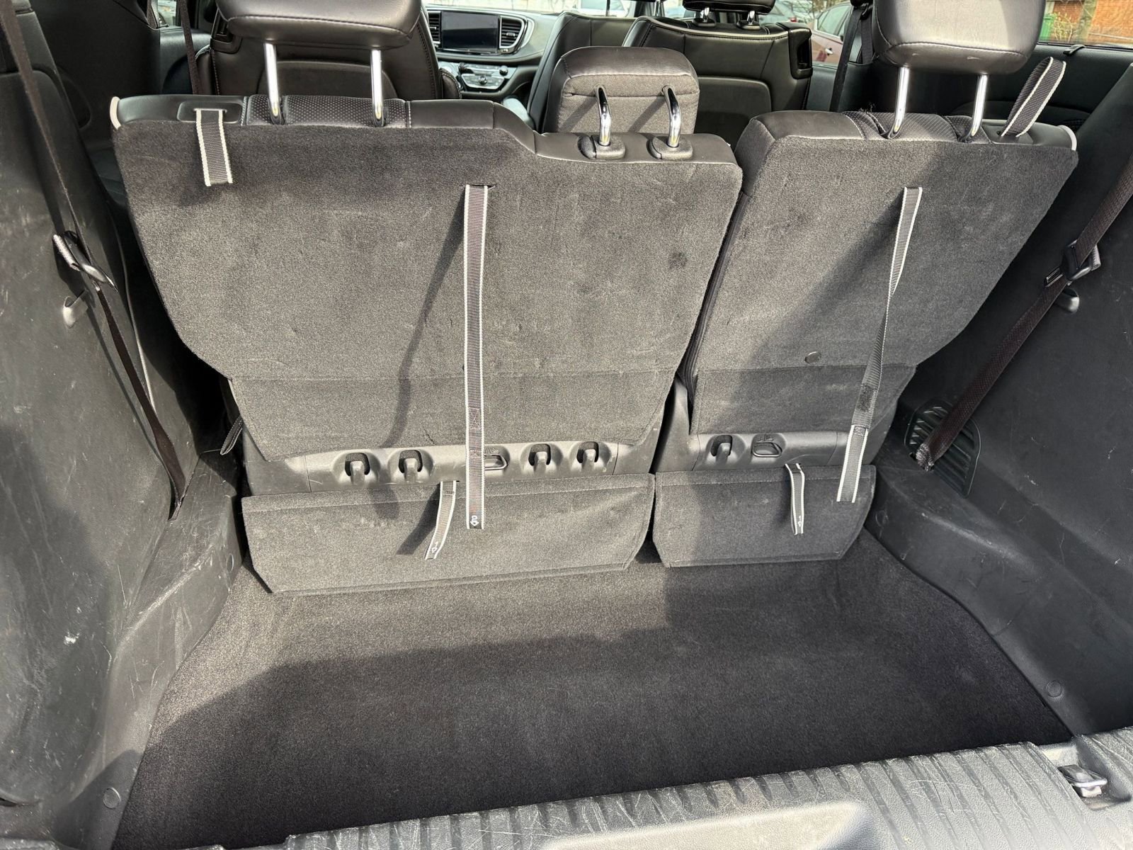 Used 2025 Chrysler Pacifica Limited image 36