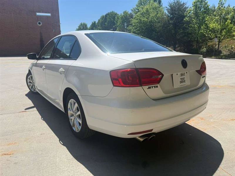Used 2011 Volkswagen Jetta SE FWD image 2