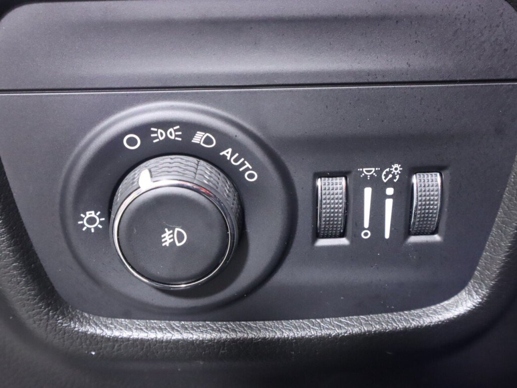Used 2025 Jeep Grand Cherokee Limited w/ Luxury Tech Group II RWD image 12
