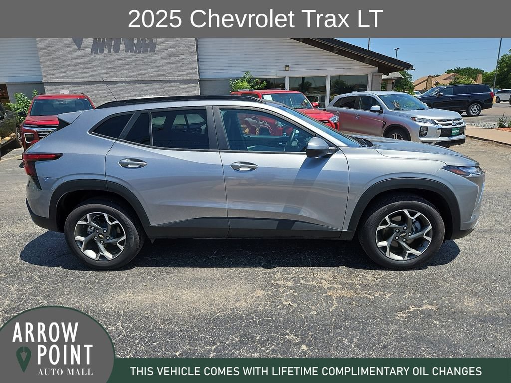 Used 2025 Chevrolet Trax LT w/ LT Convenience Package FWD image 13