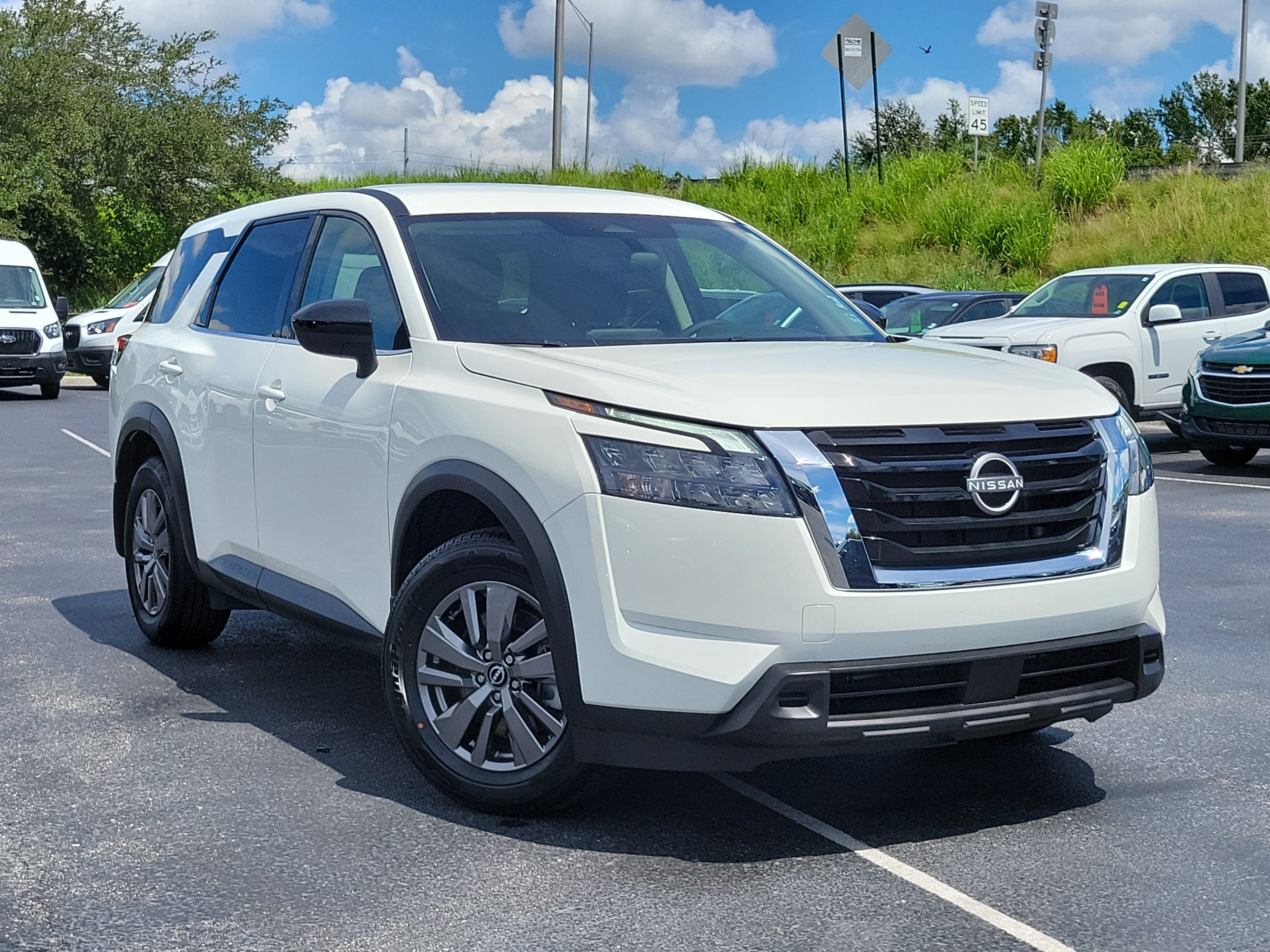Used 2025 Nissan Pathfinder S FWD image 1