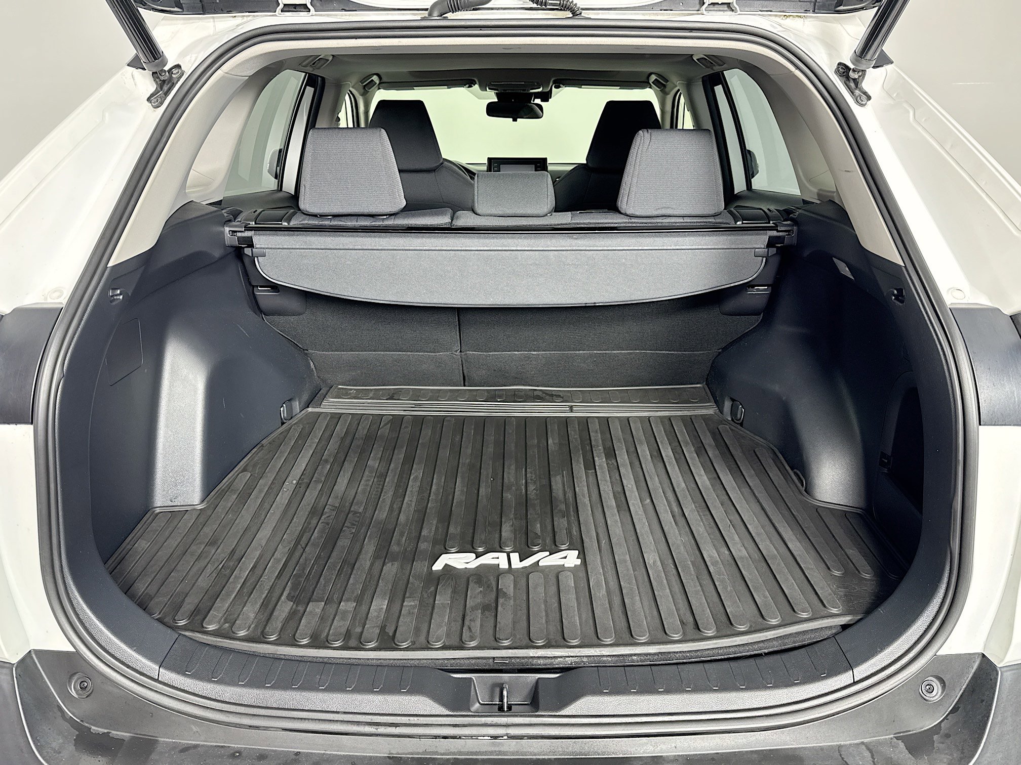 Used 2020 Toyota RAV4 XLE image 24