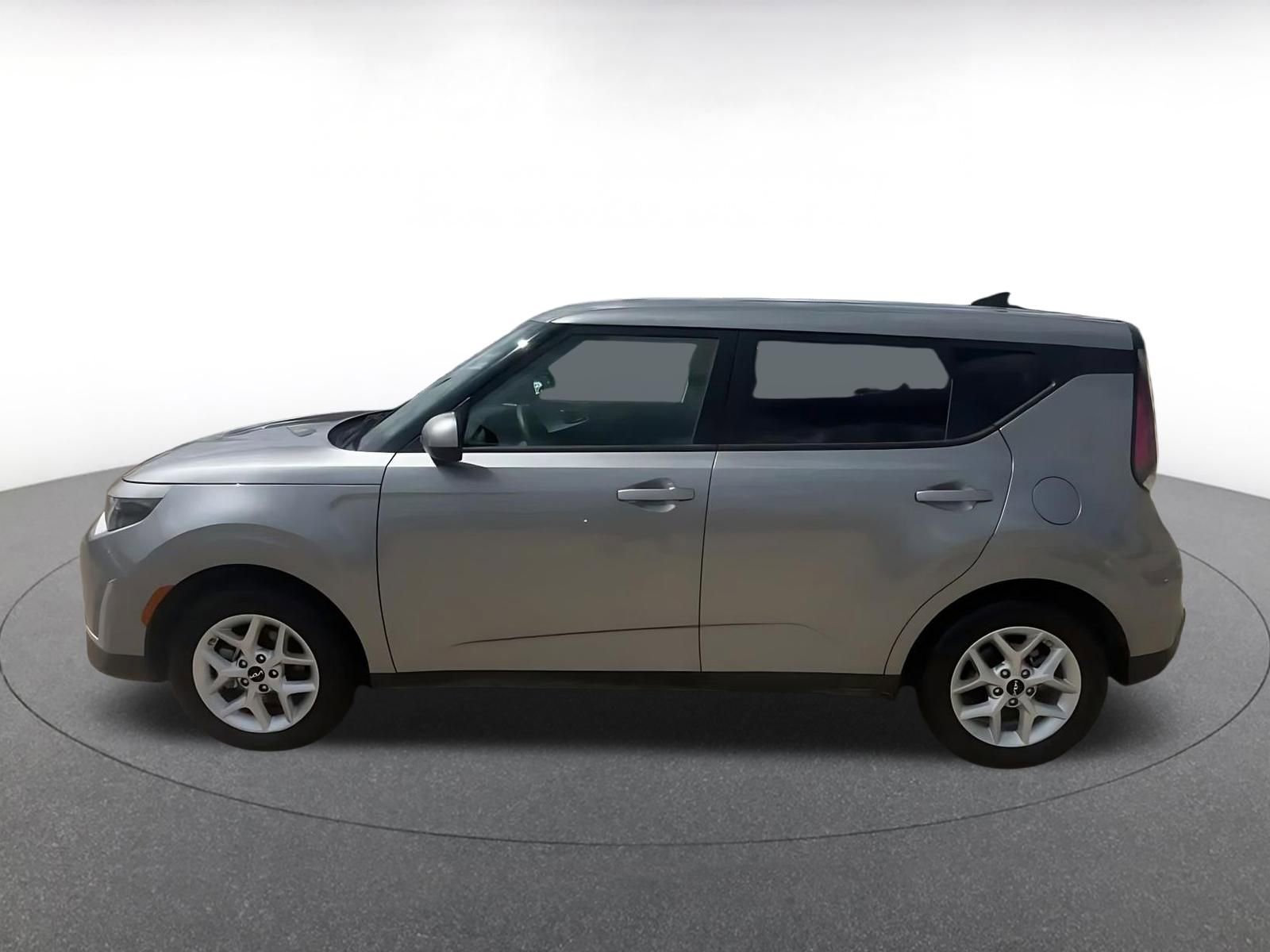 Used 2025 Kia Soul LX w/ LX Technology Package FWD image 9