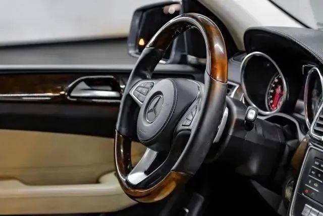 Used 2018 Mercedes-Benz GLS 450 4MATIC w/ Premium Package image 21