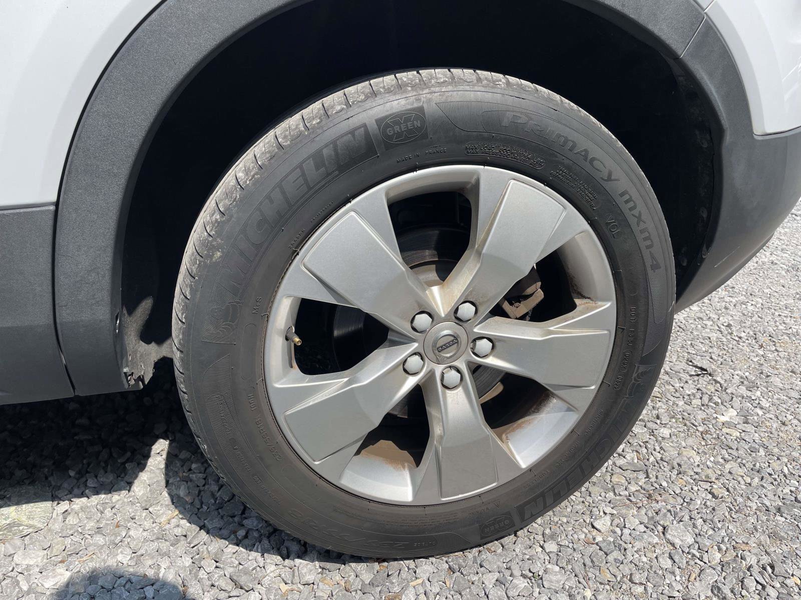 Used 2022 Volvo XC40 T5 Momentum image 3