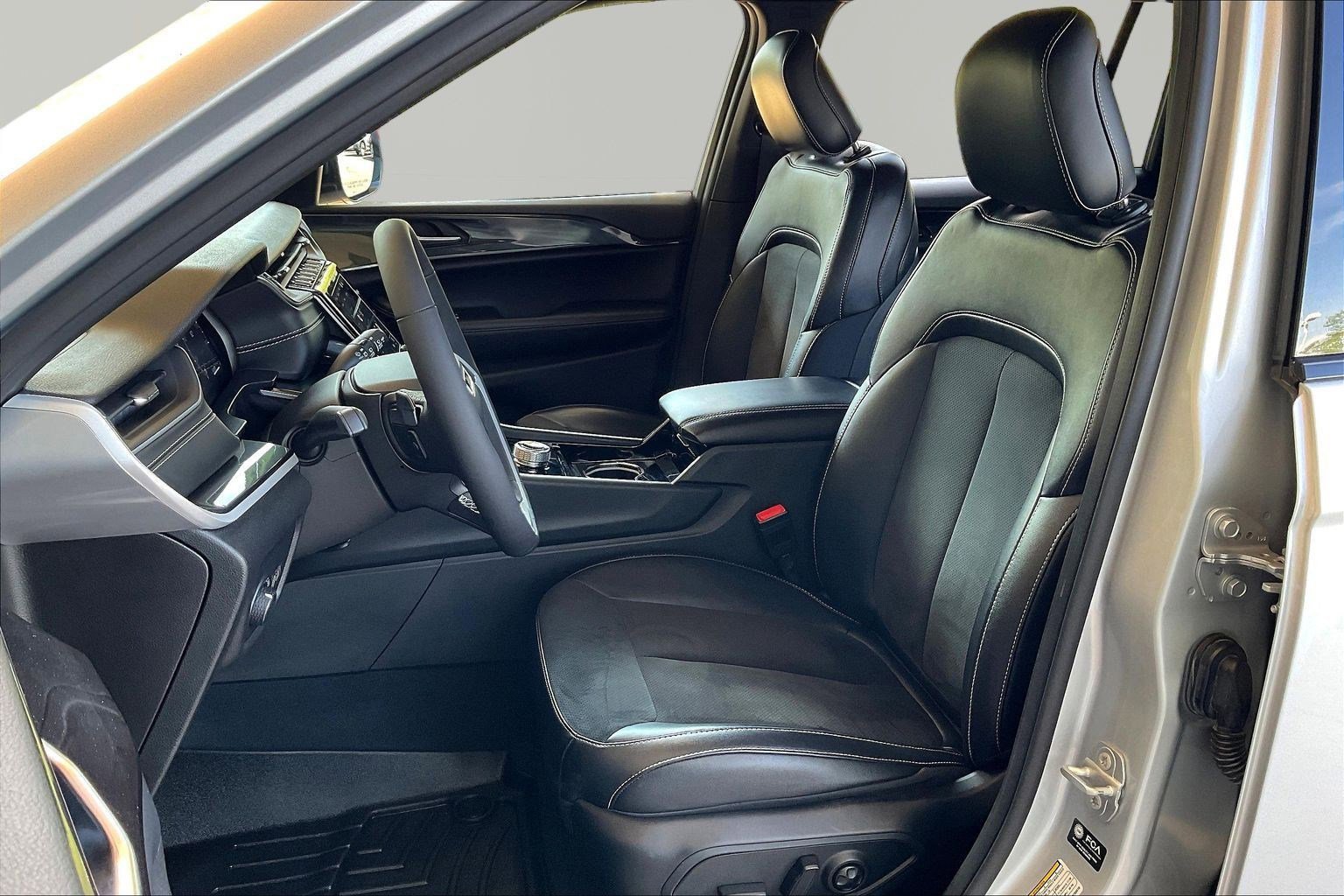 Used 2023 Jeep Grand Cherokee L Laredo AWD/4WD image 20