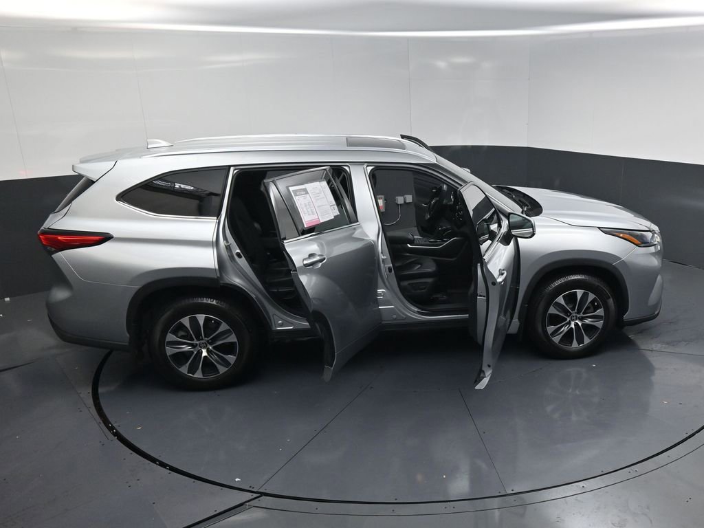 Used 2021 Toyota Highlander XLE image 27