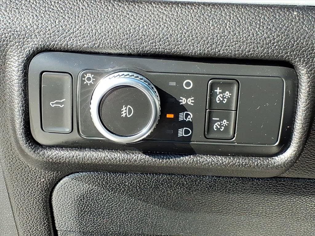 Used 2022 Ford Explorer XLT w/ Equipment Group 202A image 12
