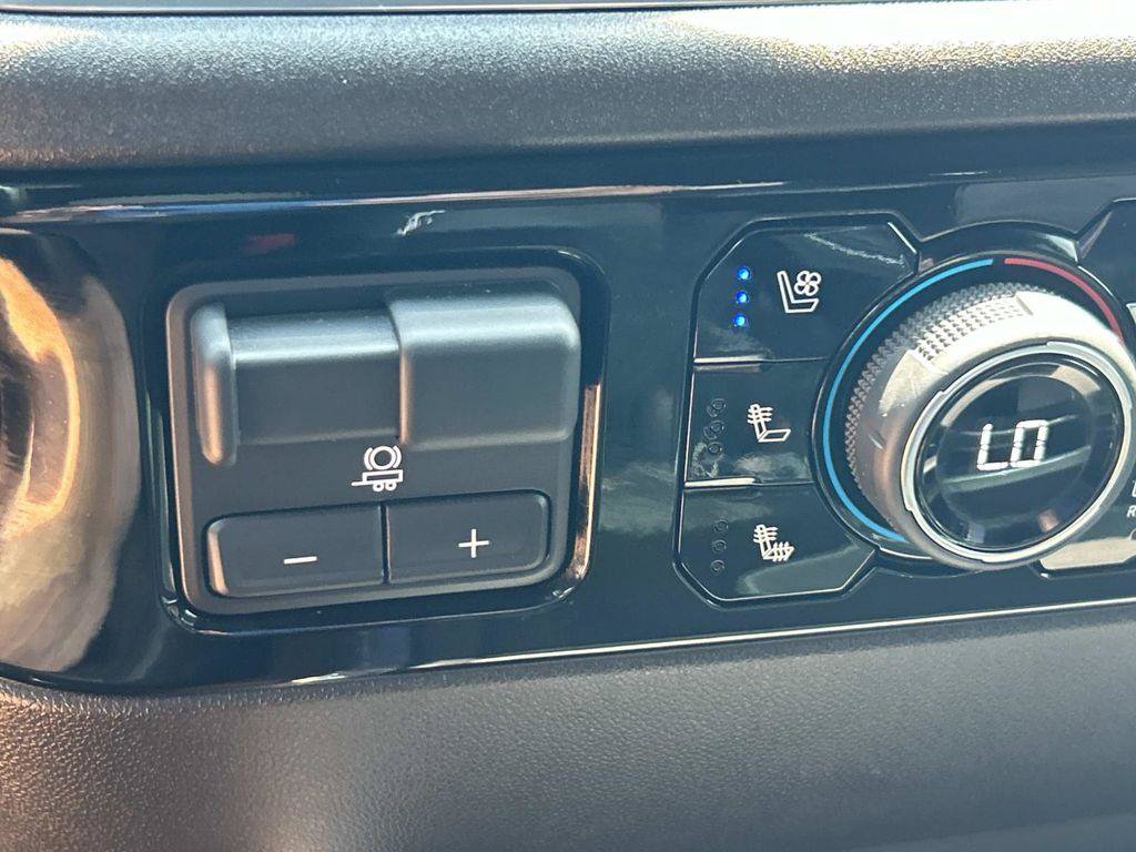 Used 2025 Chevrolet Silverado 3500 High Country w/ High Country Premium Package AWD/4WD image 44