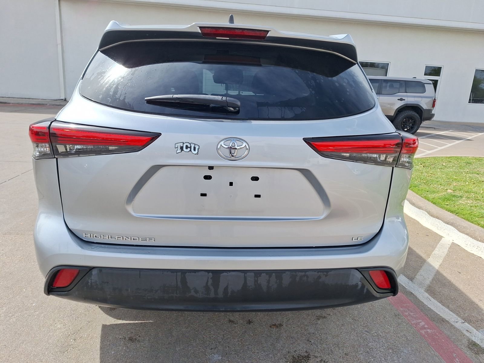 Used 2023 Toyota Highlander LE FWD image 4