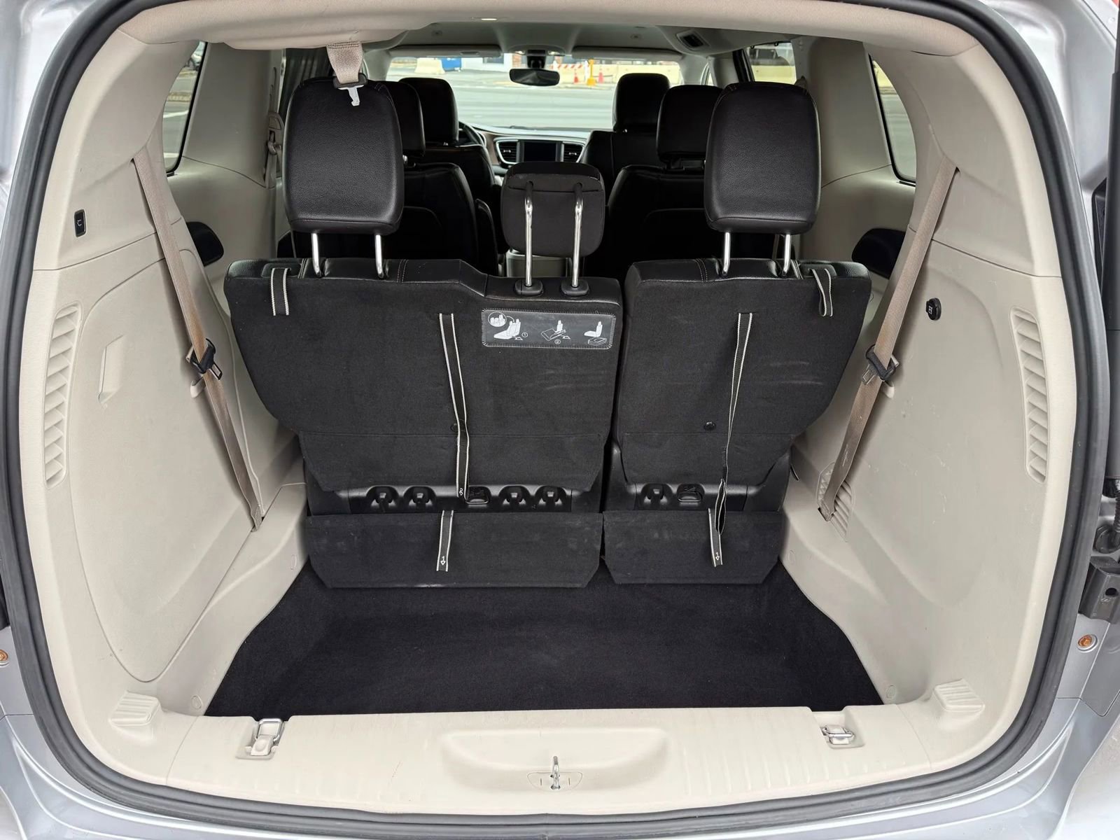 Used 2018 Chrysler Pacifica Touring-L image 11