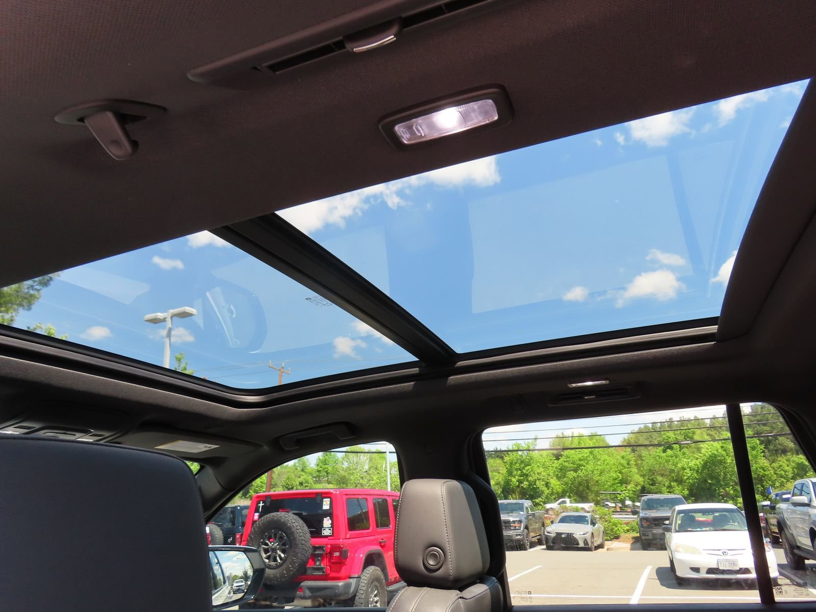 Used 2022 Chevrolet Tahoe LT w/ Luxury Package AWD/4WD image 29