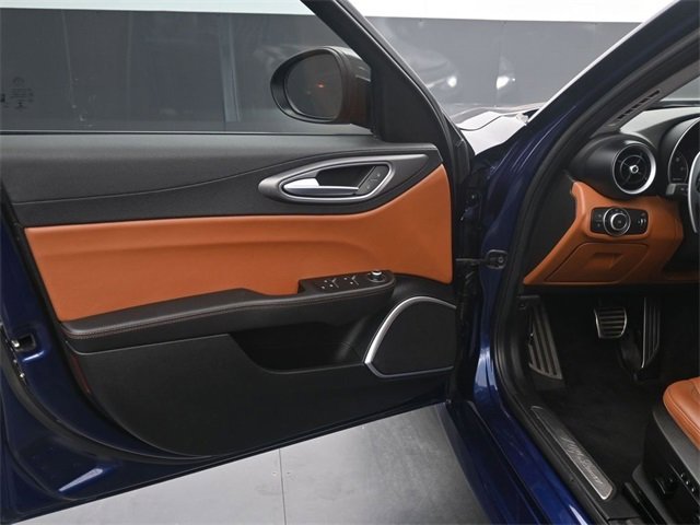 Used 2019 Alfa Romeo Giulia Base image 16