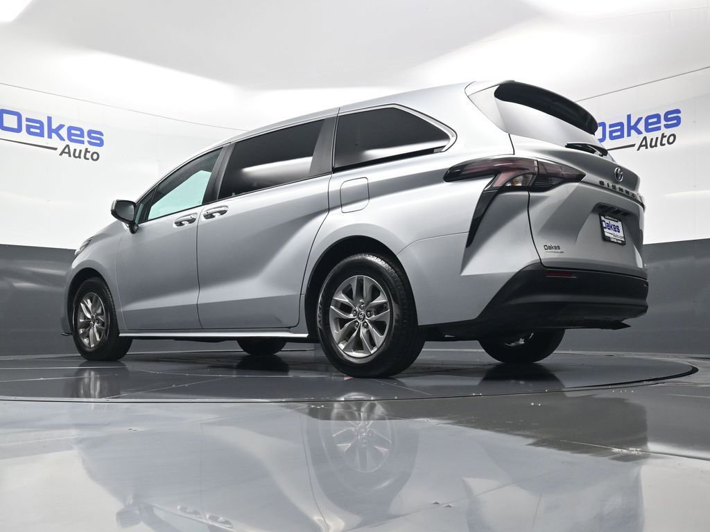 Used 2024 Toyota Sienna LE image 41