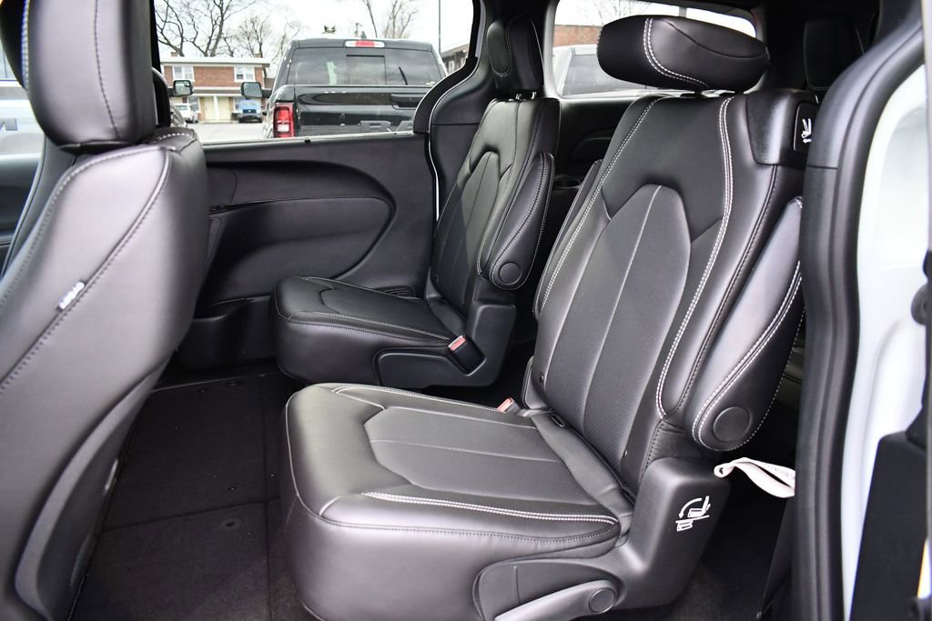 New 2026 Chrysler Pacifica Select image 8