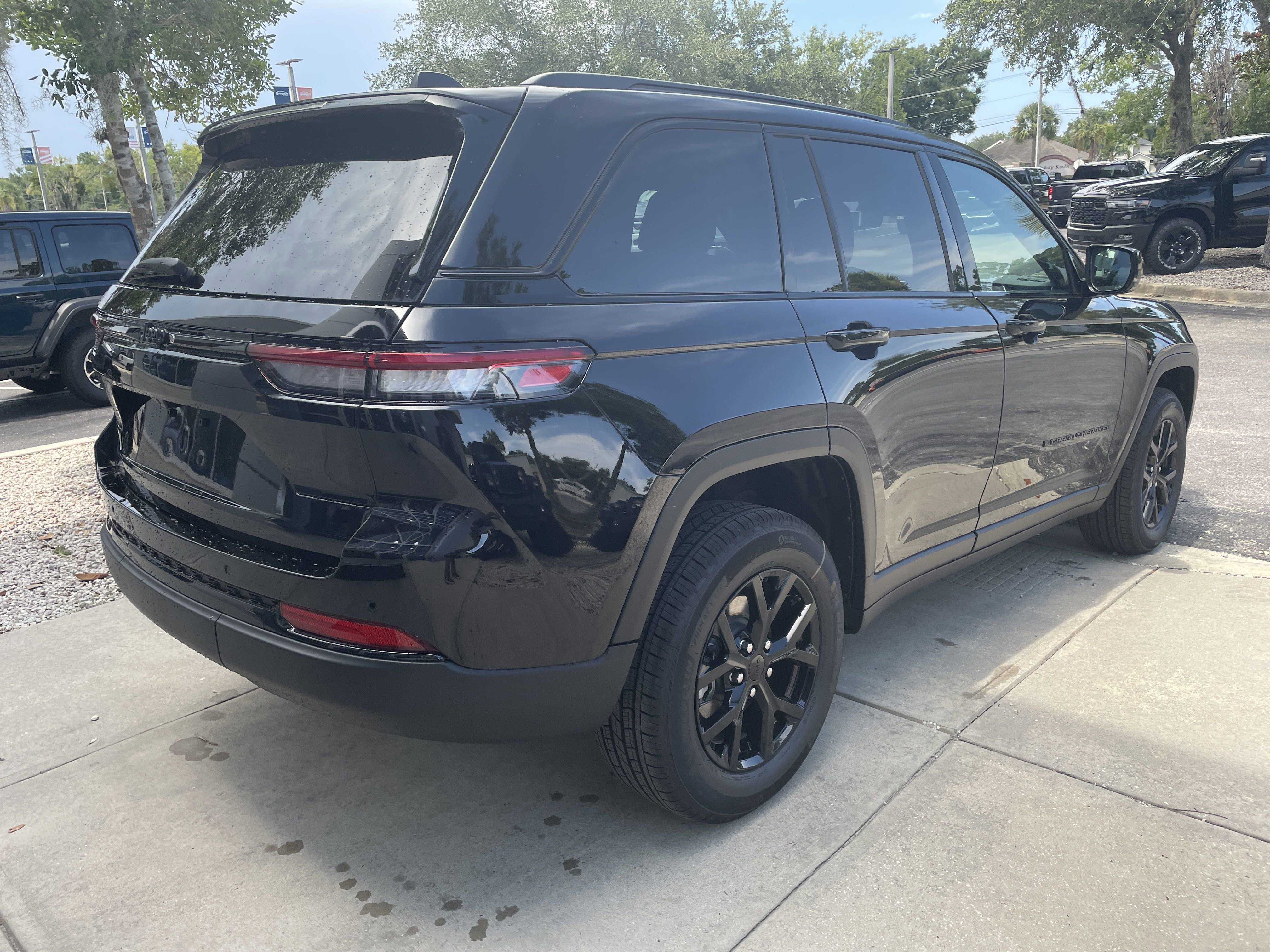 New 2025 Jeep Grand Cherokee Altitude image 7