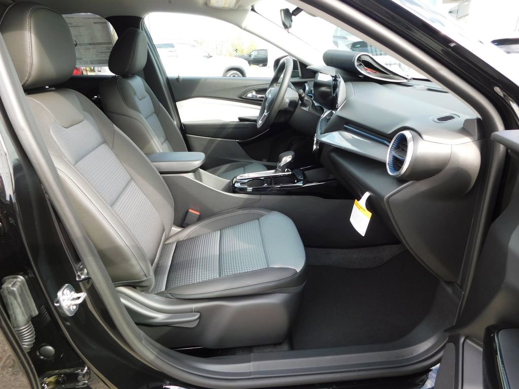 New 2026 Chevrolet Trax LT w/ Driver Confidence Package FWD image 16