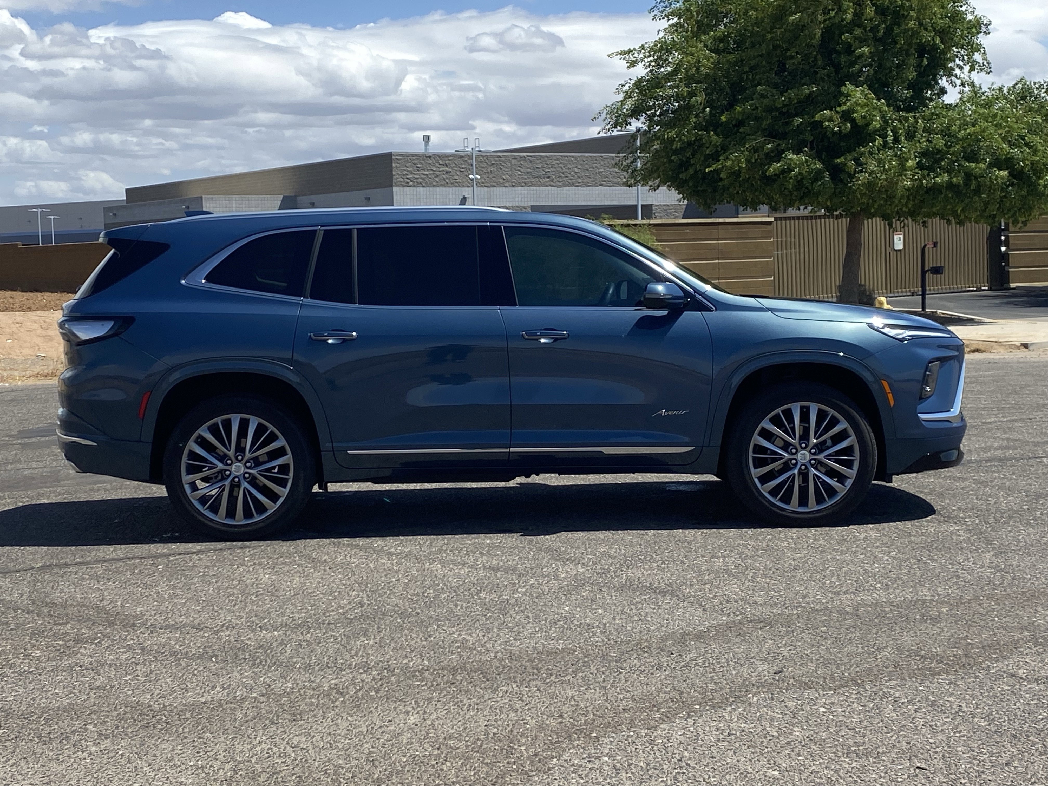 Used 2025 Buick Enclave Avenir FWD image 2