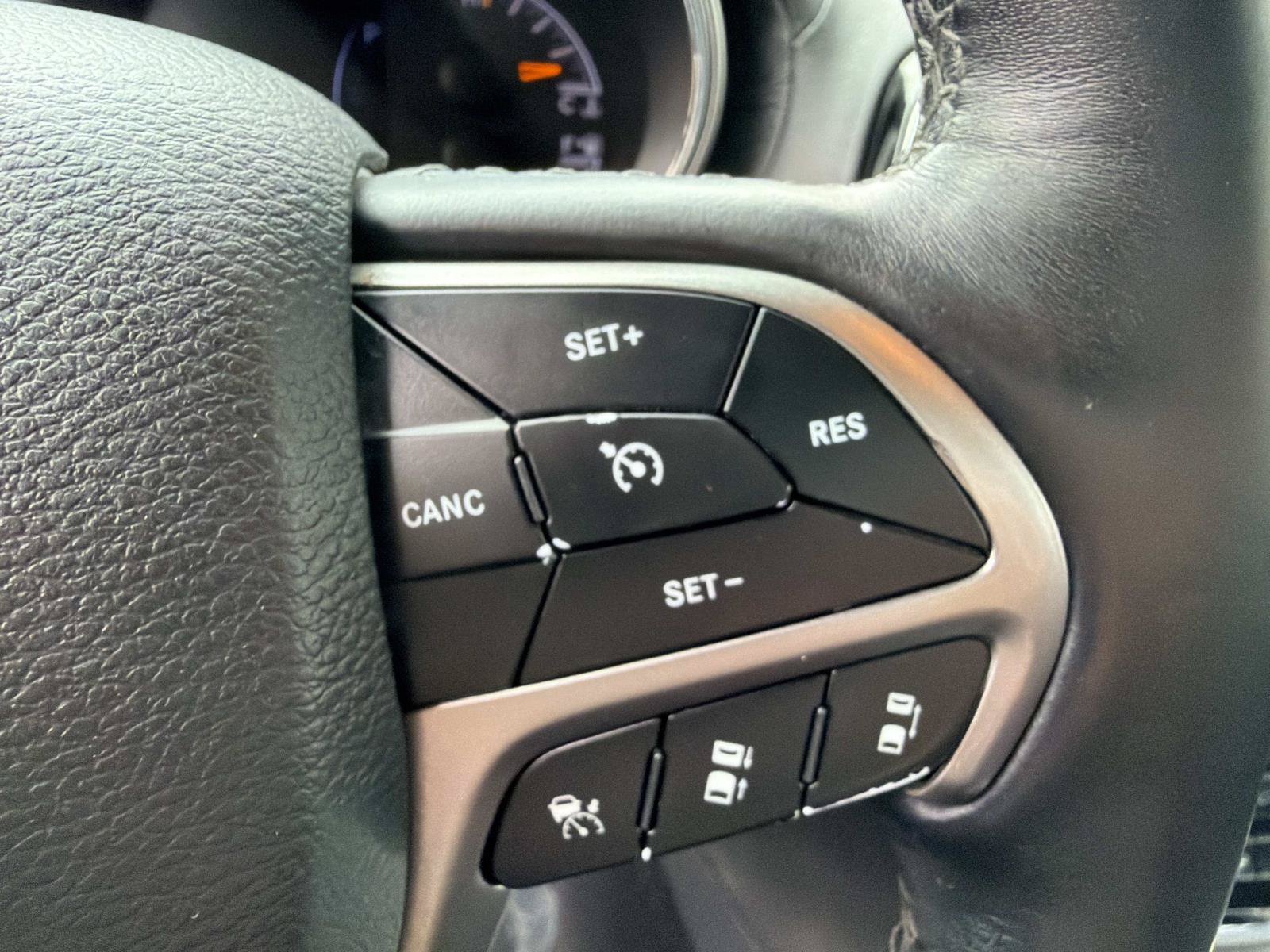 Used 2019 Jeep Grand Cherokee Overland AWD/4WD image 25