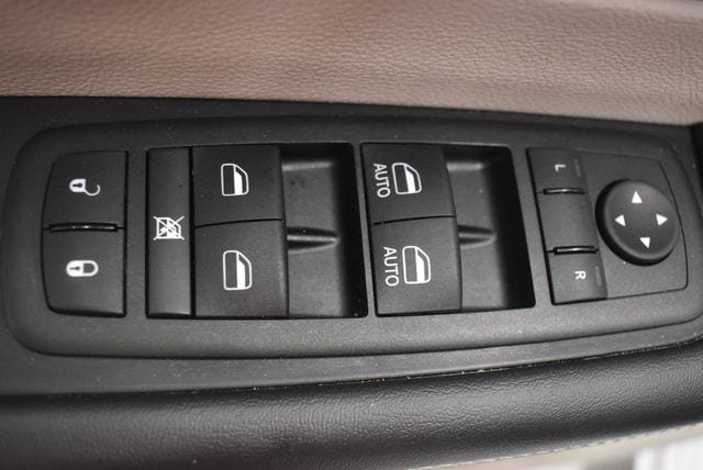 Used 2024 Chrysler Pacifica Touring-L FWD image 20