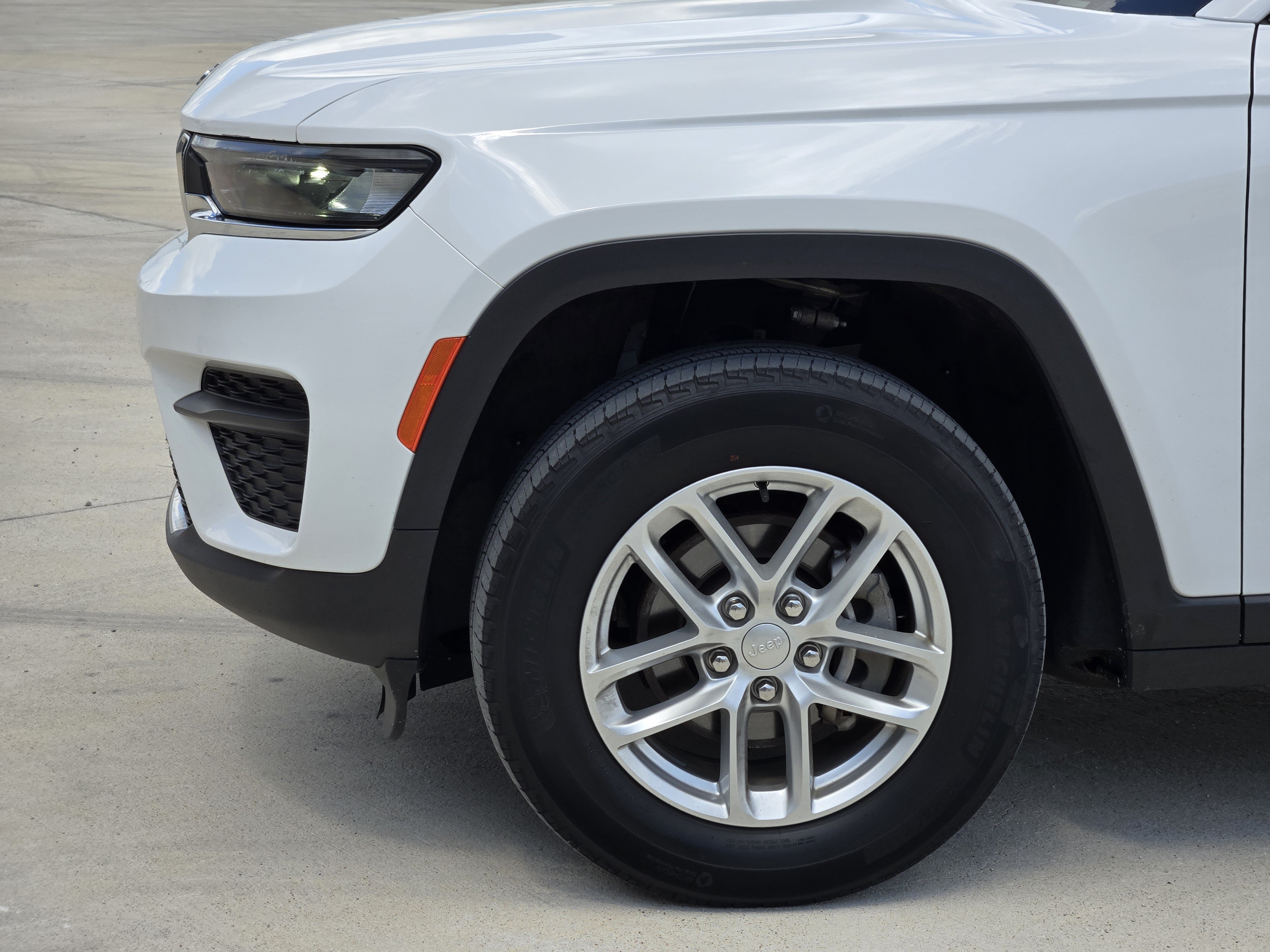 Used 2023 Jeep Grand Cherokee Laredo w/ Luxury Tech Group I AWD/4WD image 9