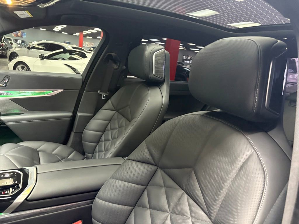 Used 2025 BMW 740i w/ Premium Package RWD image 36